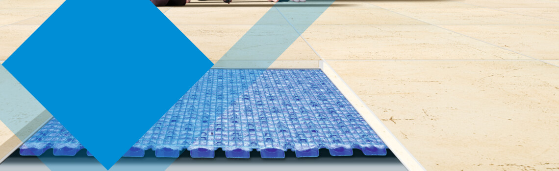 Schütze deinen Terrassenbelag | © Gutjahr Systemtechnik Vater mit Mädchen sitzen auf deinem Terrassenbelag im Untergrund eine Drainage | © Gutjahr Systemtechnik