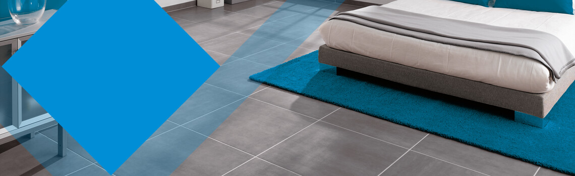 Keramikbeläge im Schlafzimmer Schlafzimmer mit großem Bett und Fliesenbelag